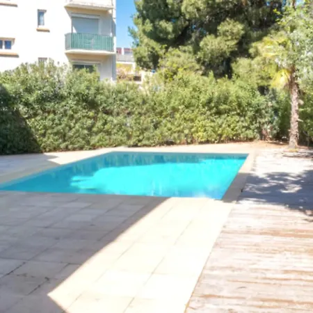 Beau T2 Moderne Avec Piscine, Garage, Proche - - Fr-1-794-132 *