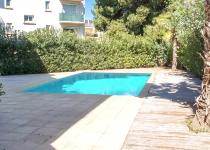Beau T2 Moderne Avec Piscine, Garage, Proche - - Fr-1-794-132 *